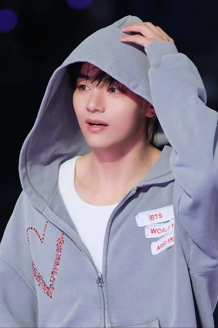BTS V's "Christmas Tree" Hits 500 Million Streams