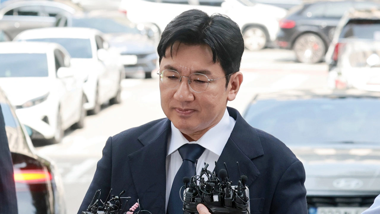 Police Seek Arrest Warrant for HYBE Chairman Bang Si-hyuk