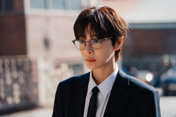 설인아, 수트의 소년미 공존