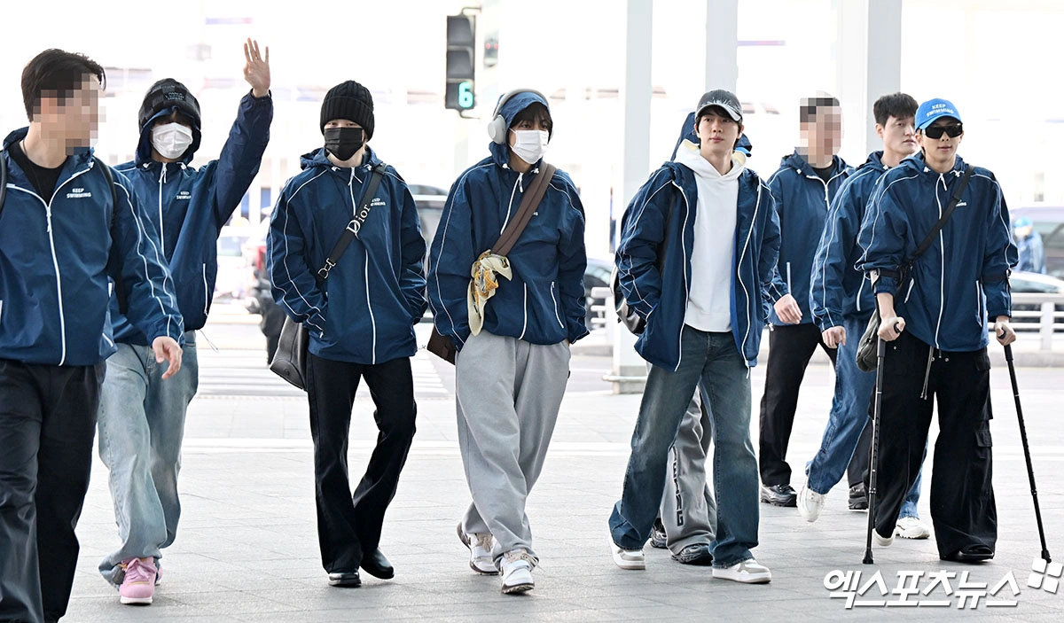 BTS、ニューヨークで完全体登場！RMは松葉杖で투혼