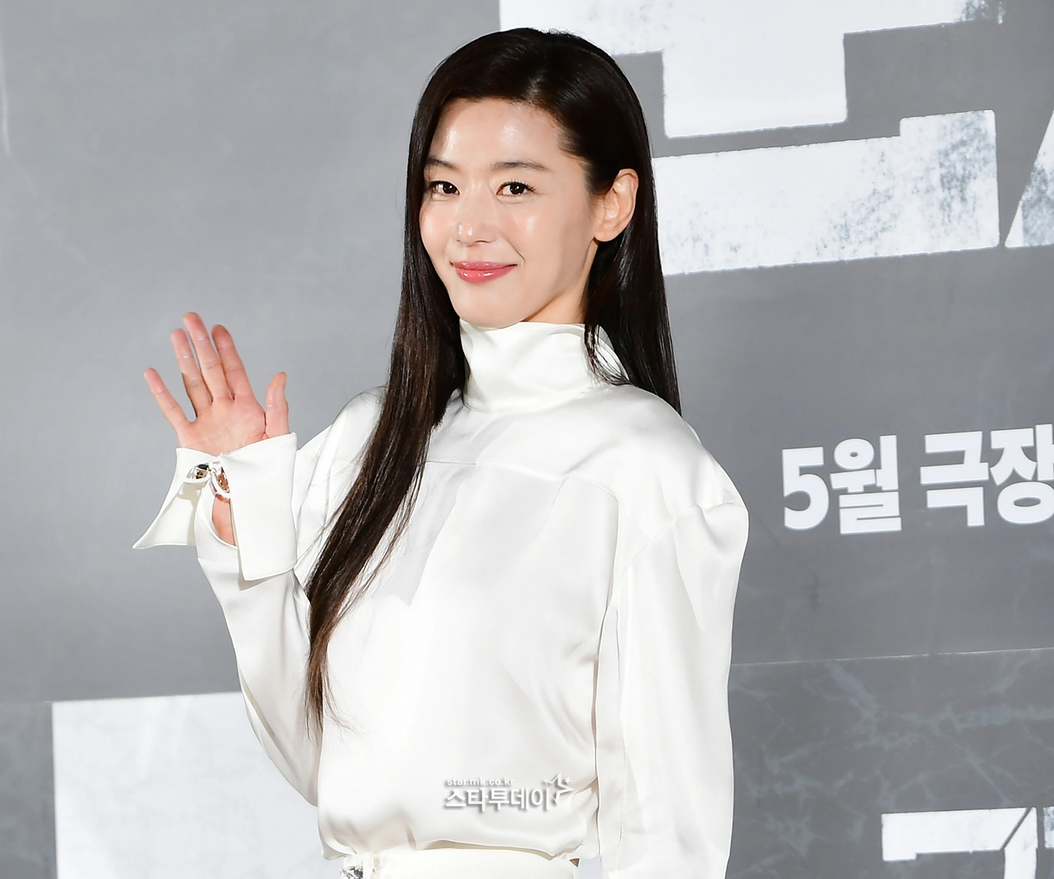 전지현 군체, 올 화이트룩 미모