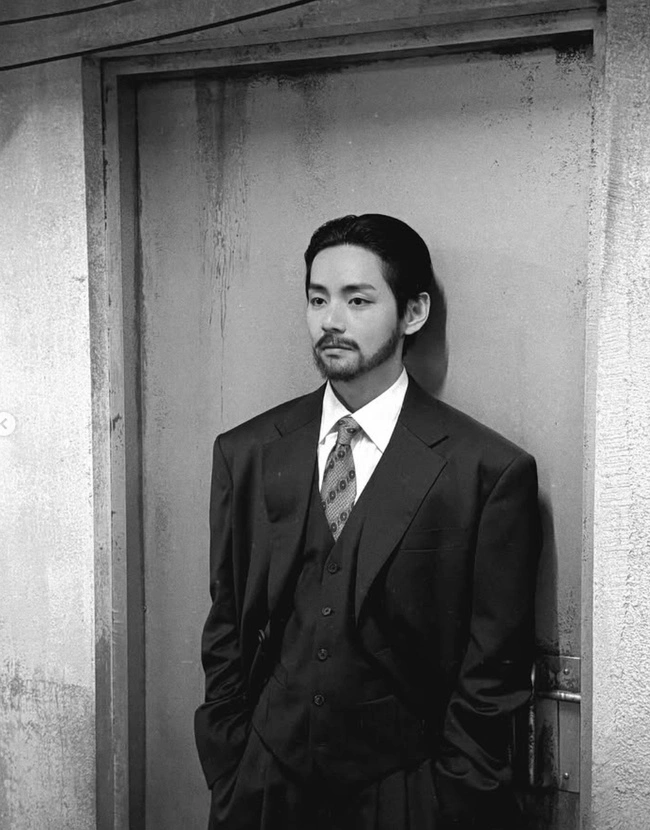 방탄소년단 뷔, 수염 마초맨 변신