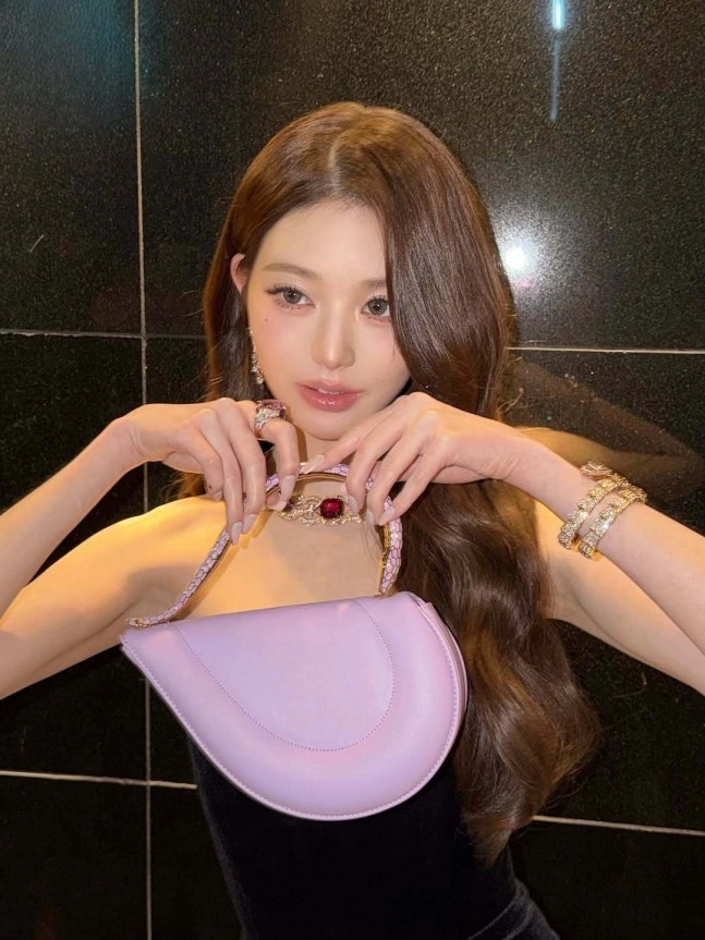 장원영, 미러 셀피 갓기 매력