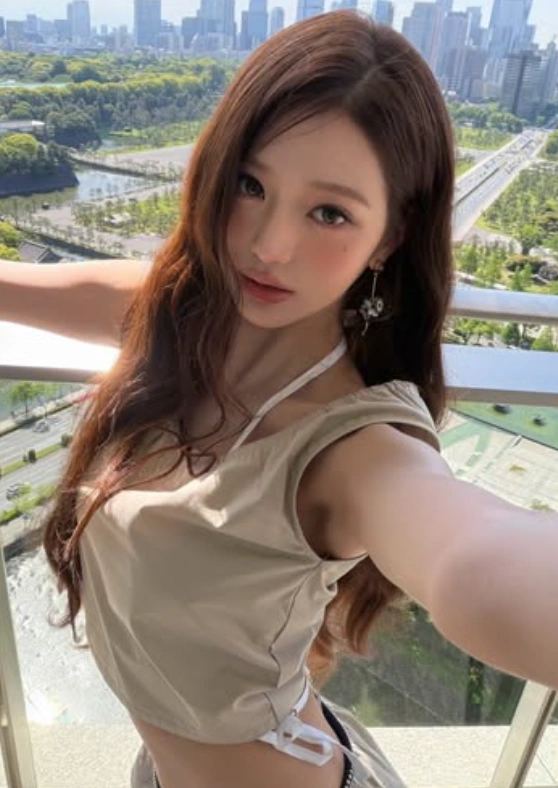 IVE Jang Wonyoung's Adorable Mirror Selfie Goes Viral
