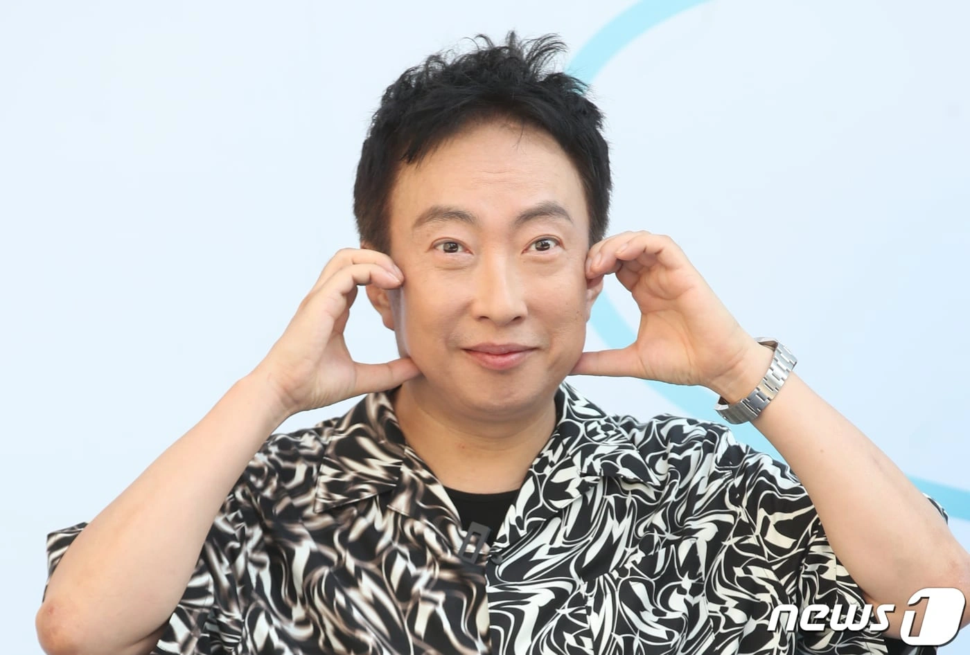 Park Myung Soo Parts Ways With 20-Year Manager