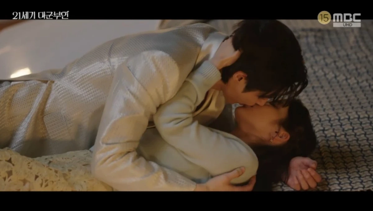 IUとピョン・ウソク、公開プロポーズ＆キス