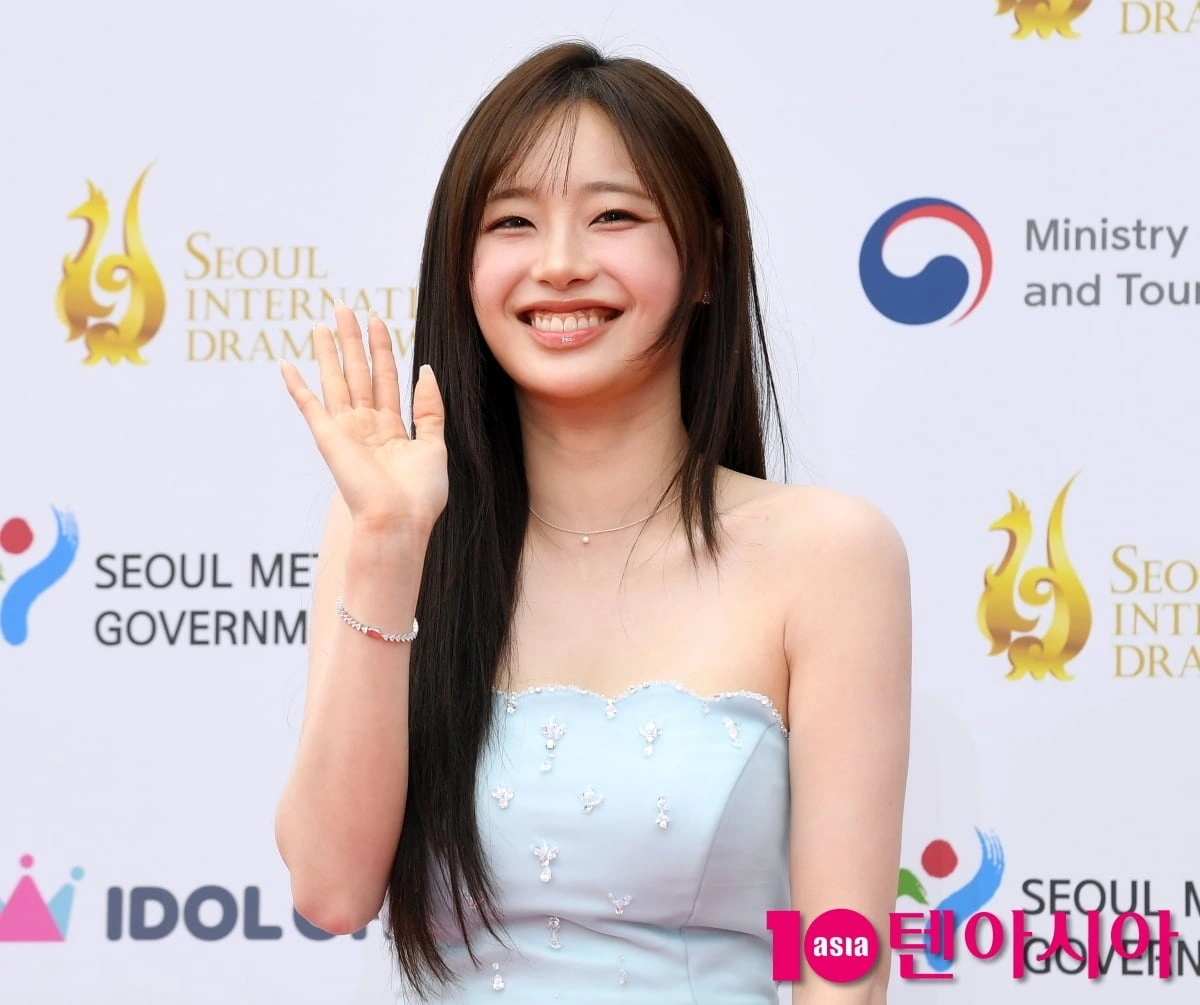 K-pop Star Chuu Throws First Pitch at Hanwha Baseball Game