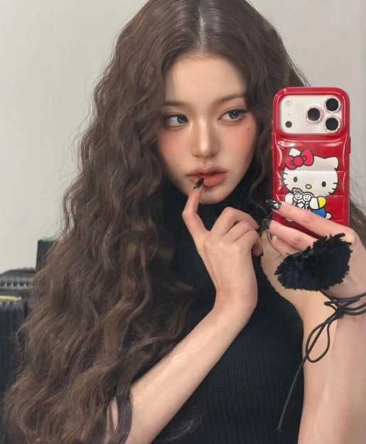 IVE's Jang Wonyoung: AI-Like Visuals