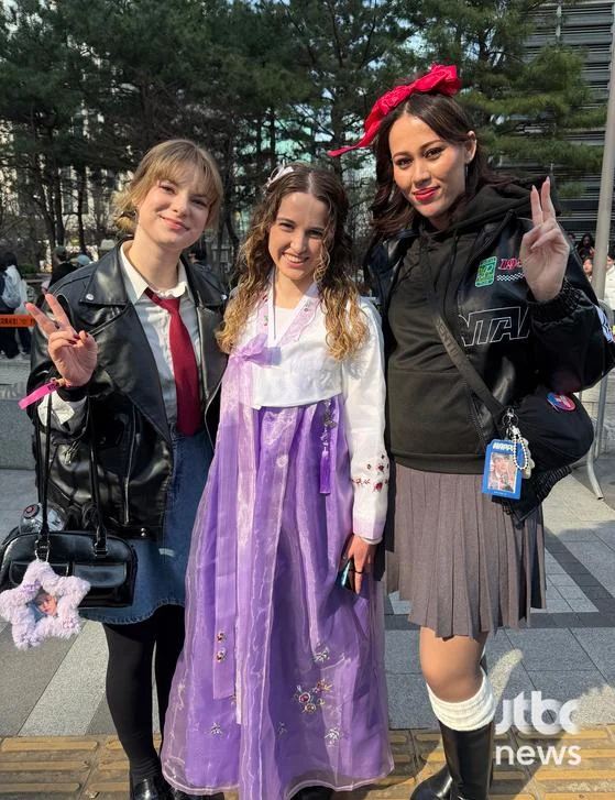 Purple Gwanghwamun, ARMYs in Hanbok