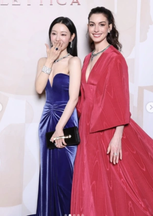 Kim Jiwon & Anne Hathaway's Red Carpet Moment