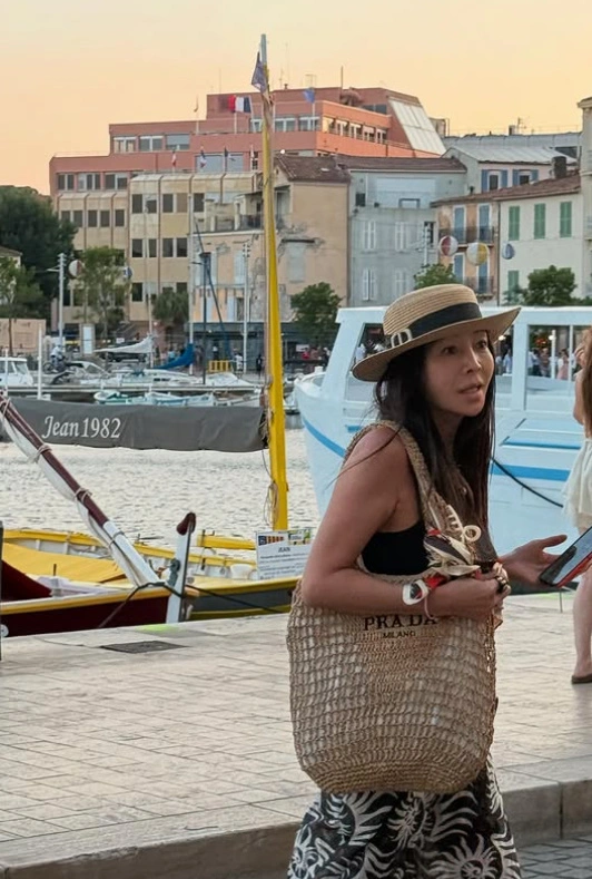 Hwang Shin Hye's 60s Summer Travel Fashion