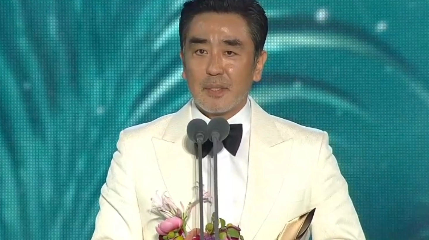 Shin Se Kyung Wows at Baeksang Awards