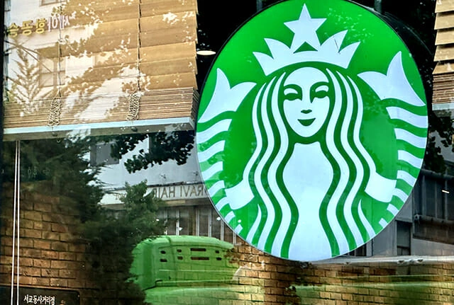 スタバ、タンクトップデー論争拡大