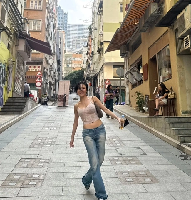 화사, 홍콩서 화끈한 패션 과시