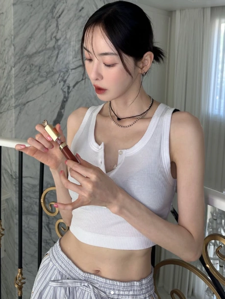 イ・ダヒ、驚異のスタイル公開！韓国女優の美貌に注目