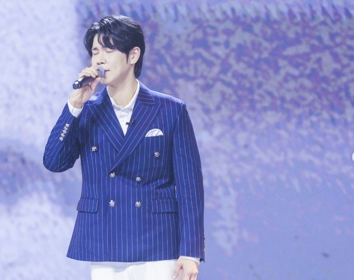 Hwang Minwoo's Water Splash Performance Grabs Attention