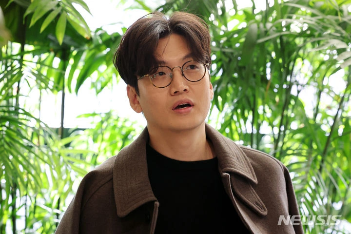 Lawyer Reviewing Hwang Seok-hee's Statement