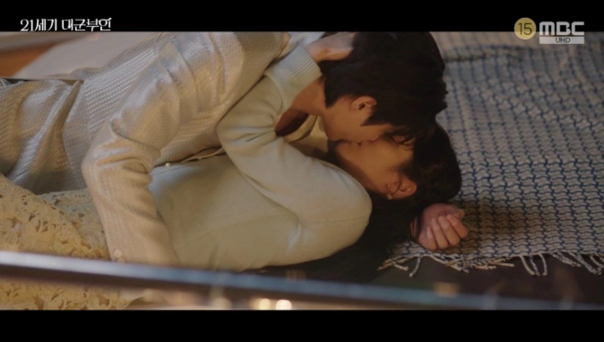 IU and Byun Woo-seok's Public Proposal Kiss