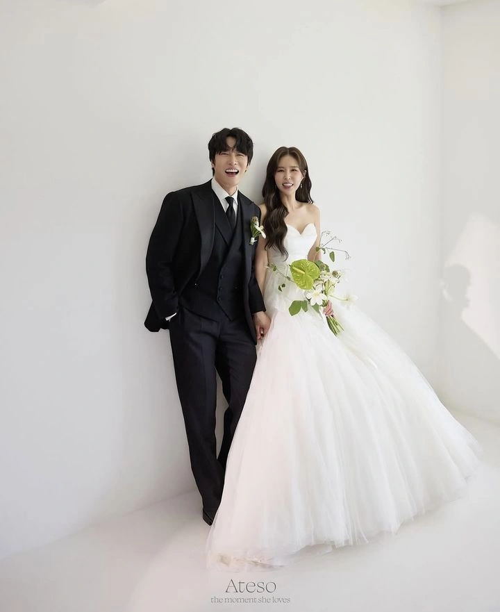 Shin Ji Marries 7 Years Younger Moon Won