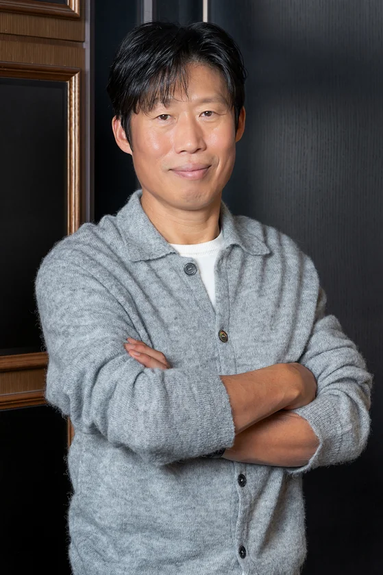 유해진, 현빈 소속사 이적 논의