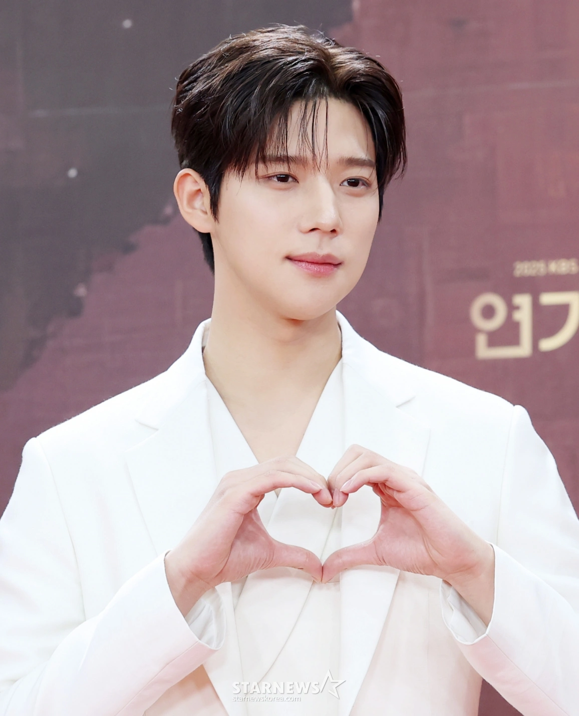 문상민 어썸이엔티 조기 재계약