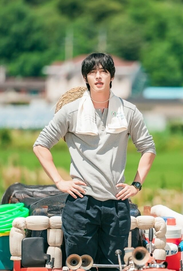 Ahn Hyo-seop Tractor vs. Chae Won-bin Sports Car