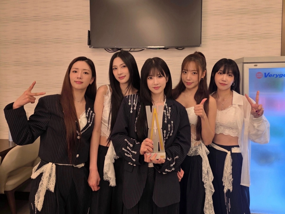 Apink Wins WIEA Award for 15th Anniversary