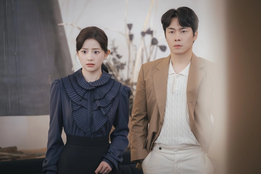 IU Kneels to Father for Byun Woo Seok in K-Drama Scene