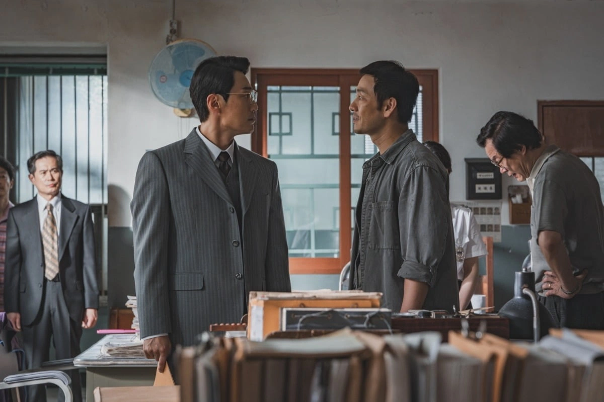 Park Hae Soo & Lee Hee Joon Caught in Mysterious Deal