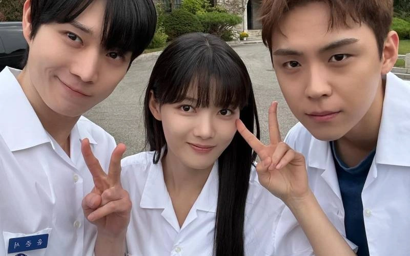 IVE Jang Wonyoung's See-Through Bangs Trend