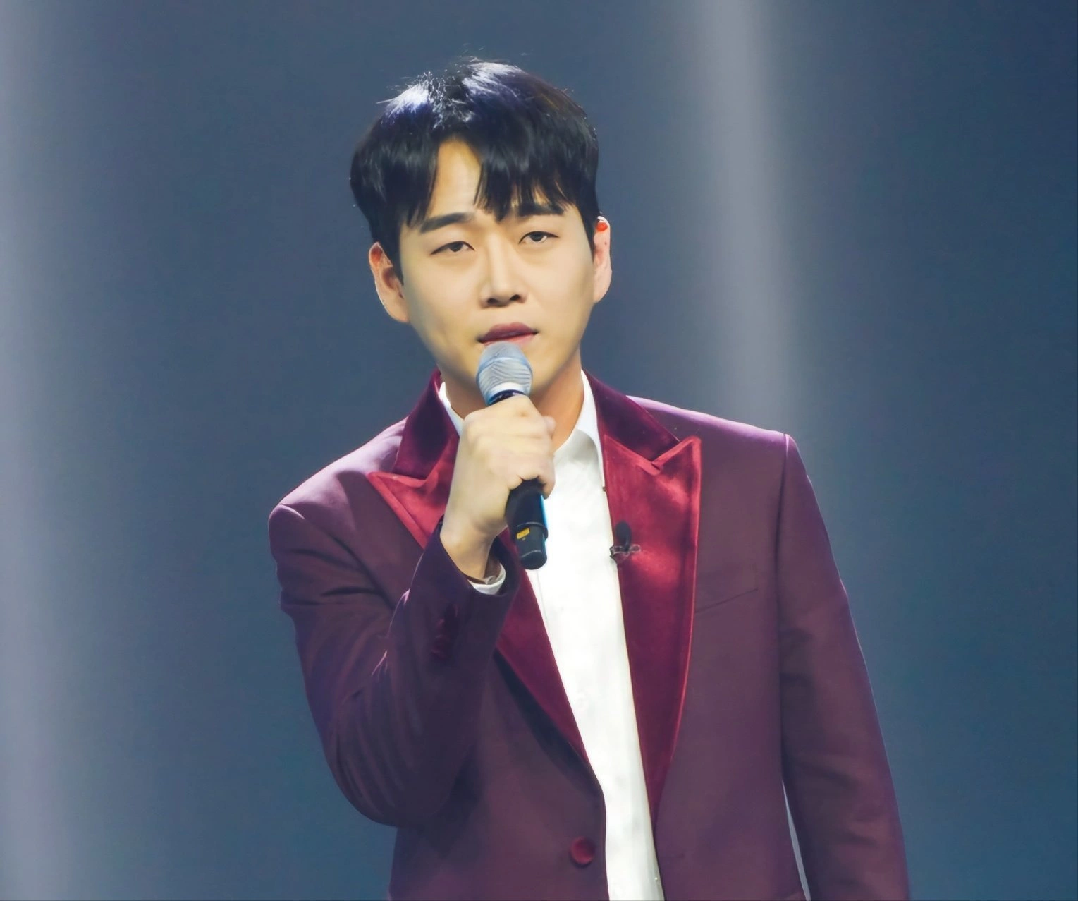 Hwang Youngwoong Tops Charts, Kim Yongbin Chases