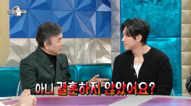 Park Young-gyu shakes hands with retired Hwang Jae-gyun