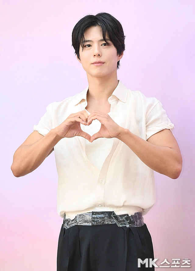 박보검, 바지에 테이프 등장