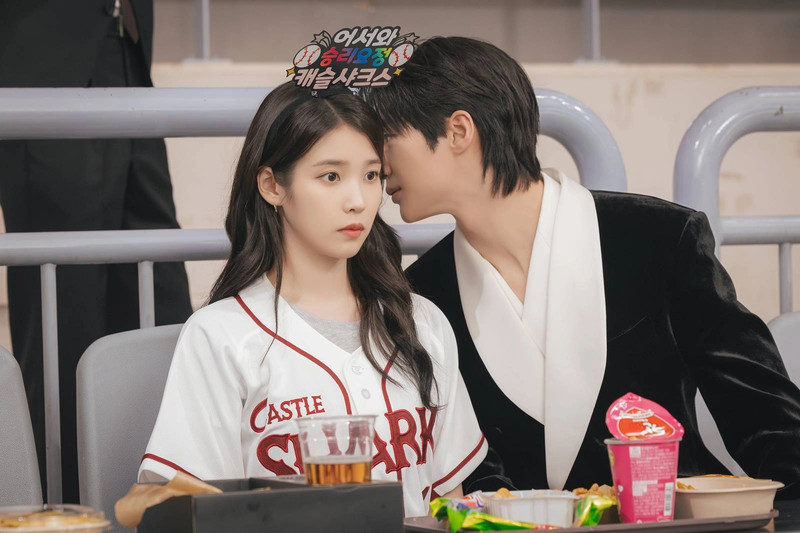 아이유 변우석 야구장 키스