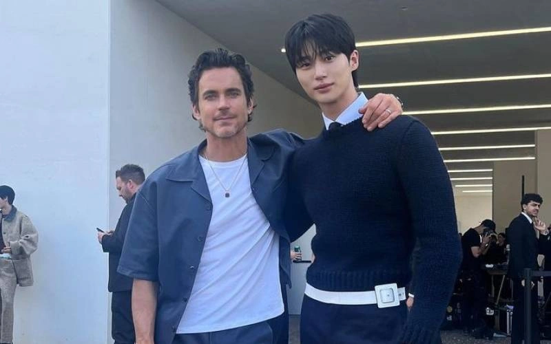 송혜교, 파리서 빛나는 허리