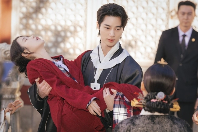 변우석, 아이유 안기 포착