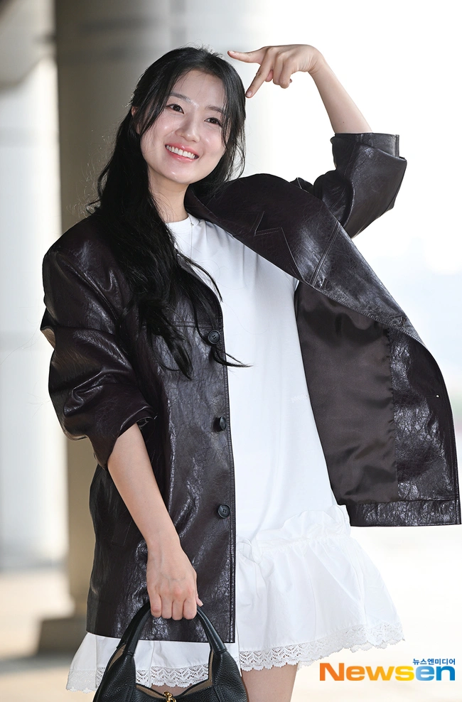 김혜윤, 블랙 미니 원피스