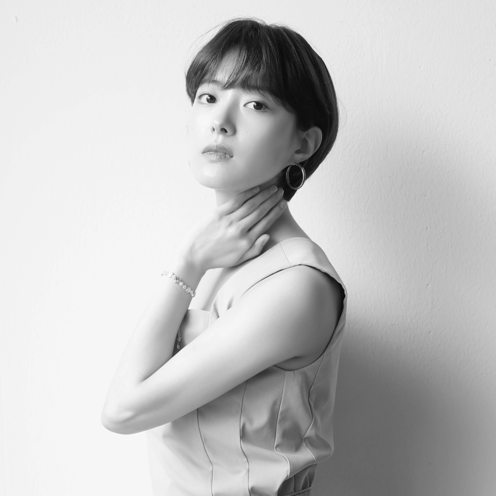 Lee Se Young Debuts Bold Short Haircut