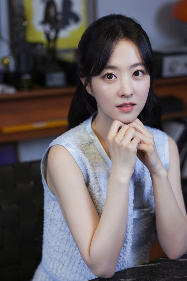 Park Bo Young's 'Goldland' Drops in April