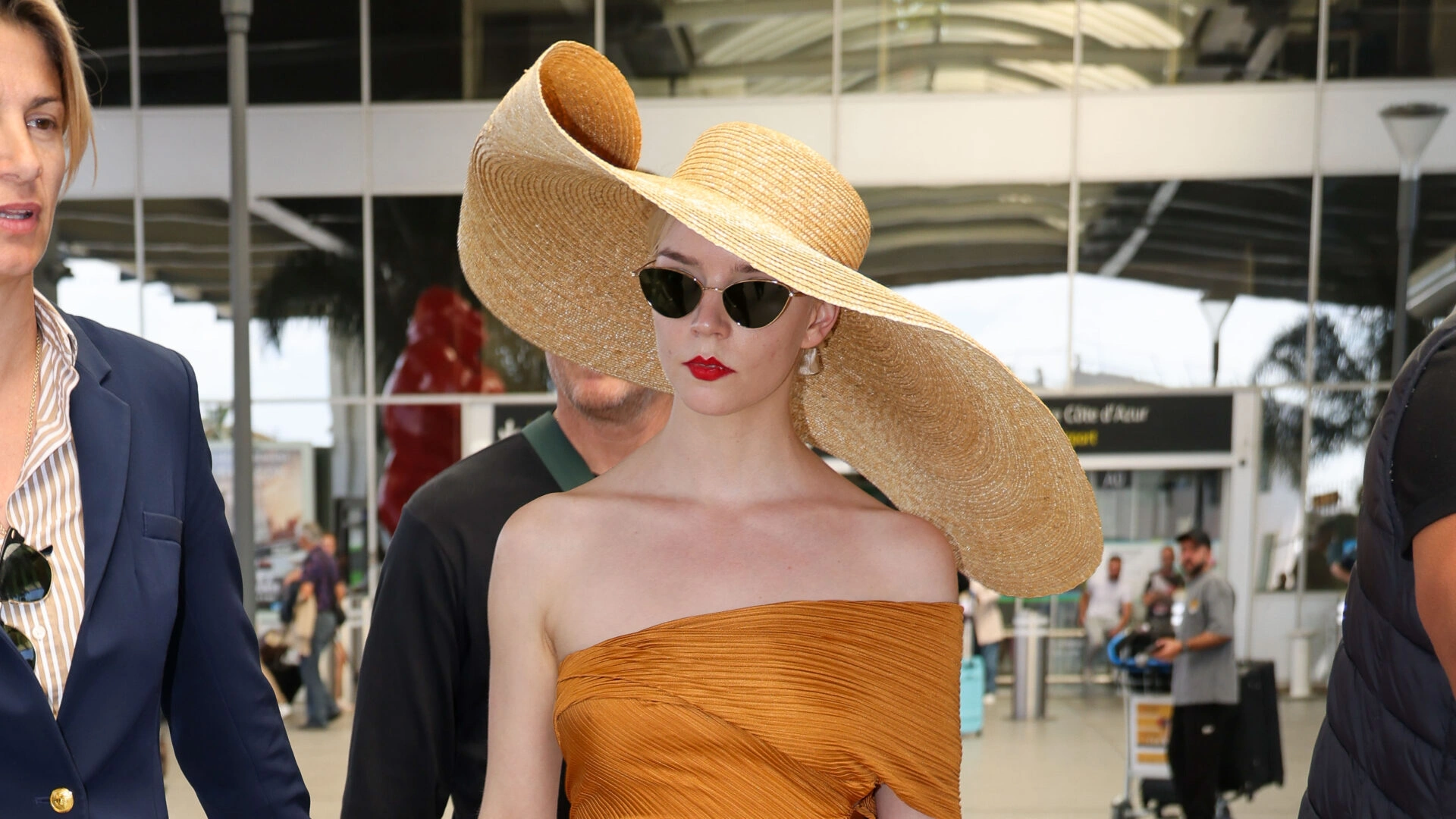 Anya Taylor-Joy Stuns at Jacquemus Fashion Show