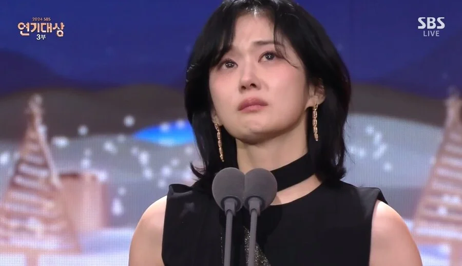 Jang Na-ra Pays Condolences to Agency Staff