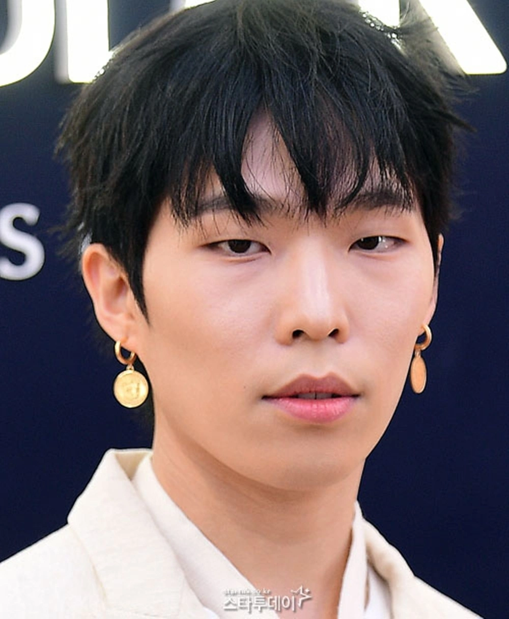 AKMU's Lee Chanhyuk Leaves YG for Solo Career