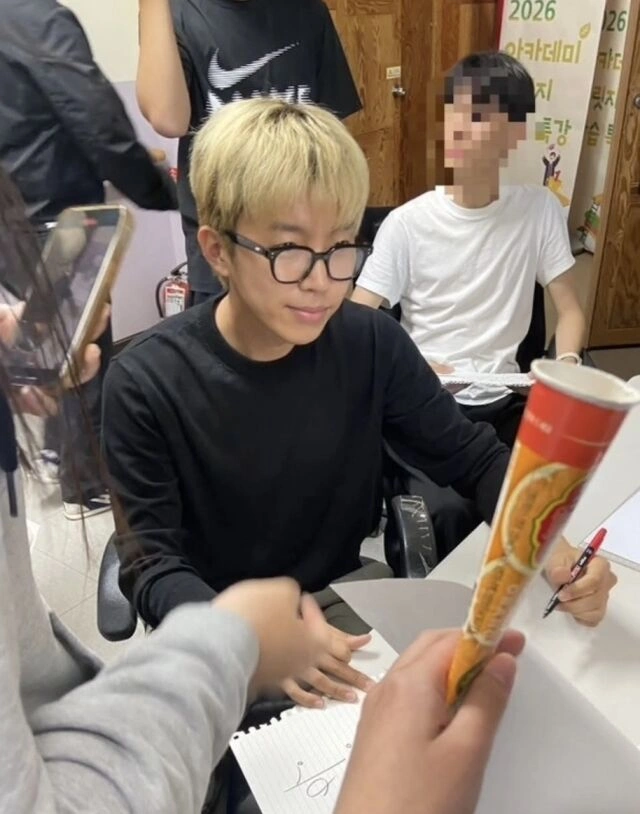 K-pop Star Lim Young Woong Arrives at Alma Mater in Ferrari