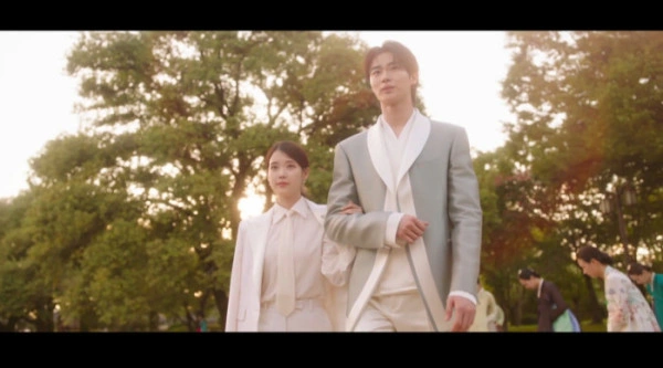 IU's 21st Century Royal Wife Knee