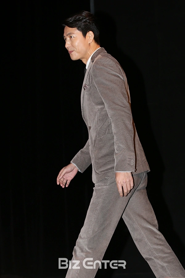 Jo In Sung's Unreal Proportions in Sinsa-dong