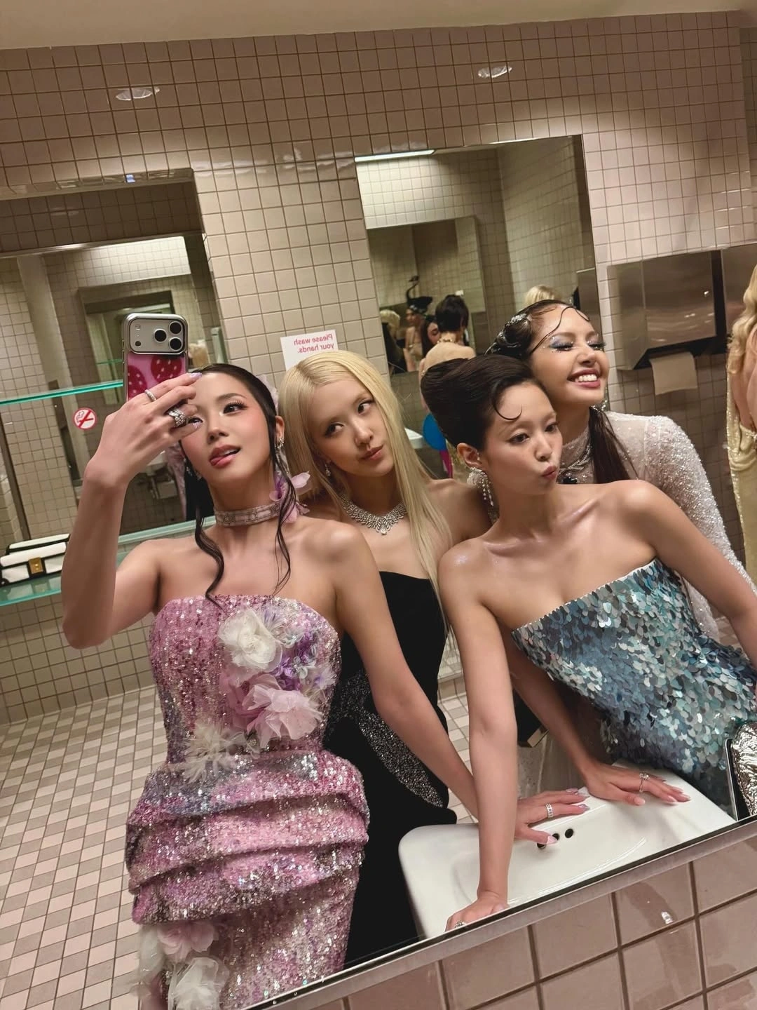 BLACKPINK Met Gala Full Group Selfie