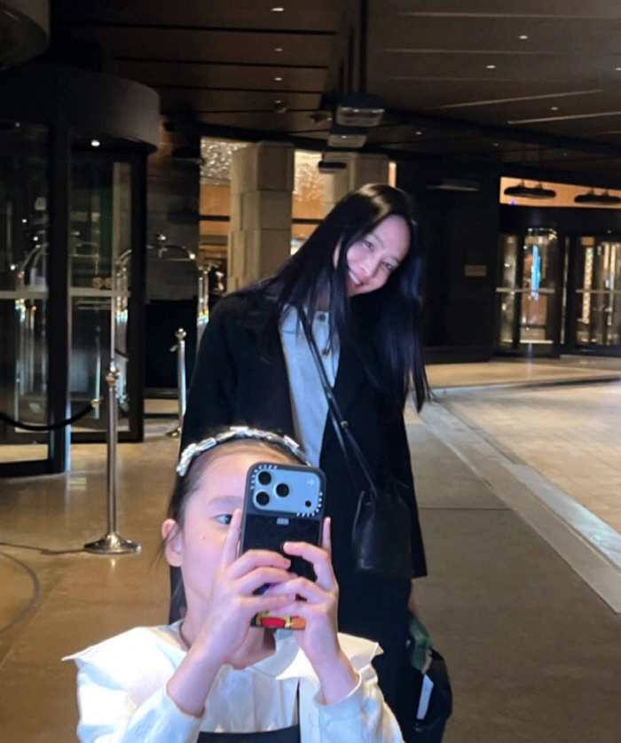 Park Jung Ah's Outing With 7-Year-Old Daughter