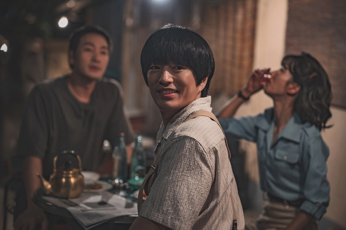 Jung Moon Sung Runs Local Bookstore With Brother