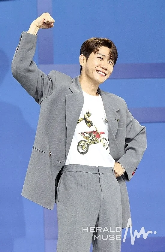 영탁, 구조 동물 위한 애장품 기부