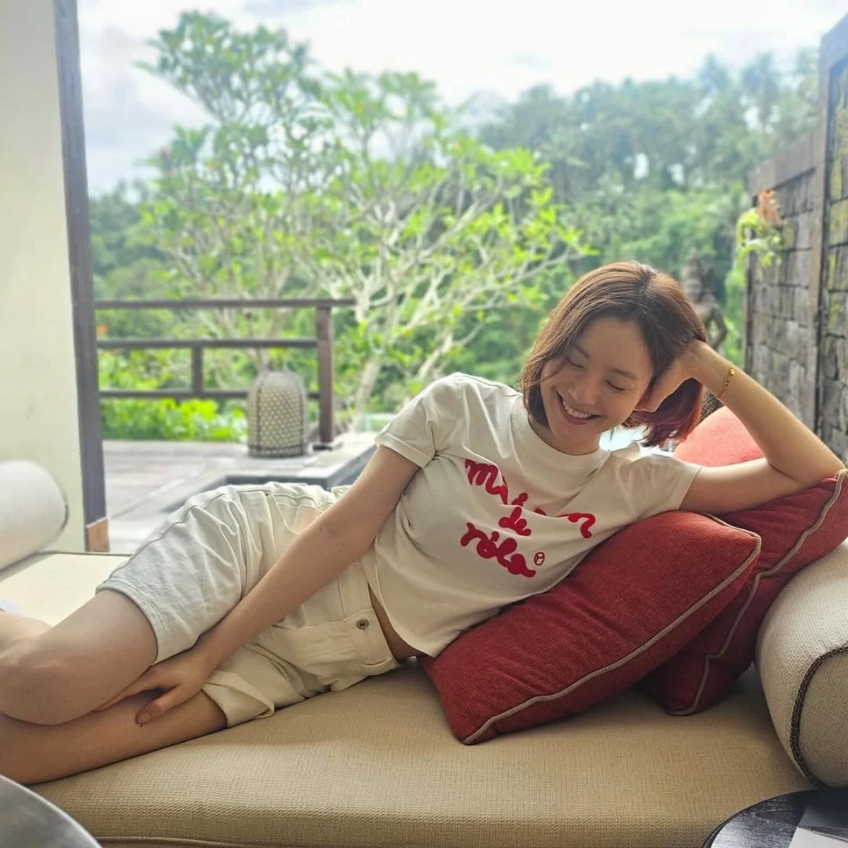 문채원, 40세 아찔한 다리